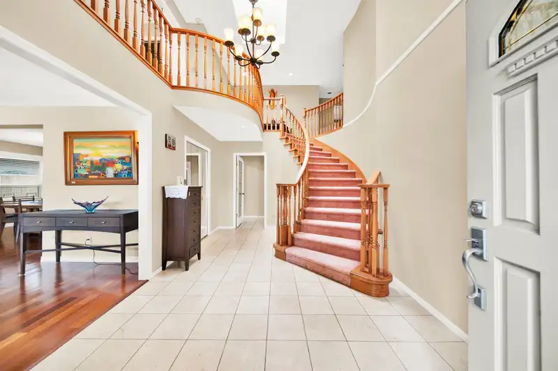 5451 MYTKO CRESCENT - photo 4 of 39