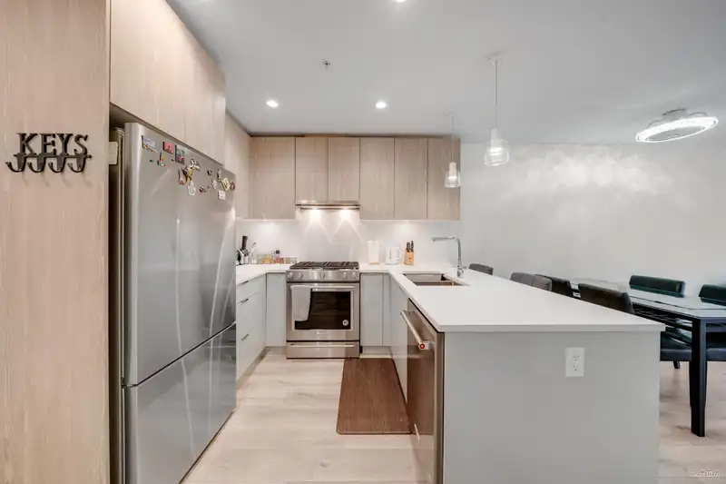 207 128 E 8TH STREET - photo 2 of 29