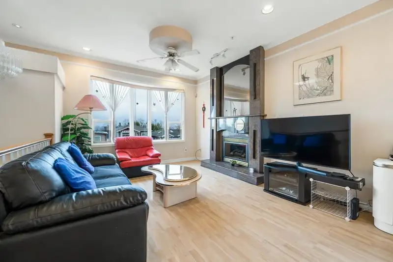 3632 E 28TH AVENUE - photo 4 of 33