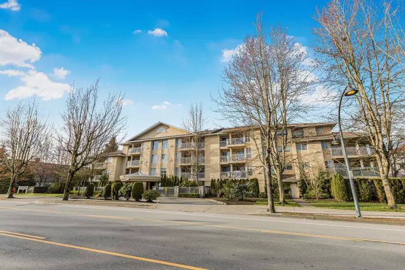 406 13727 74 AVENUE - photo 2 of 25