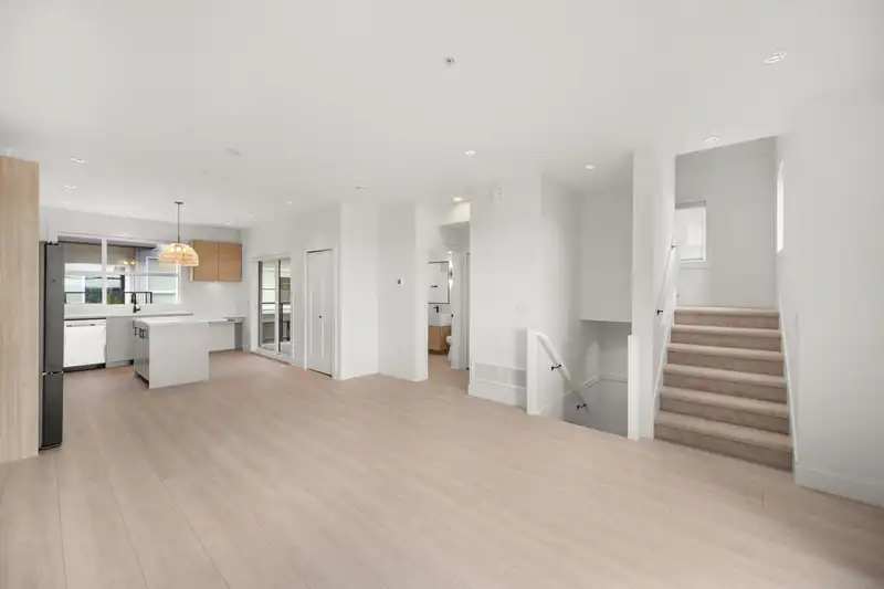 37 20335 70A AVENUE - photo 4 of 35