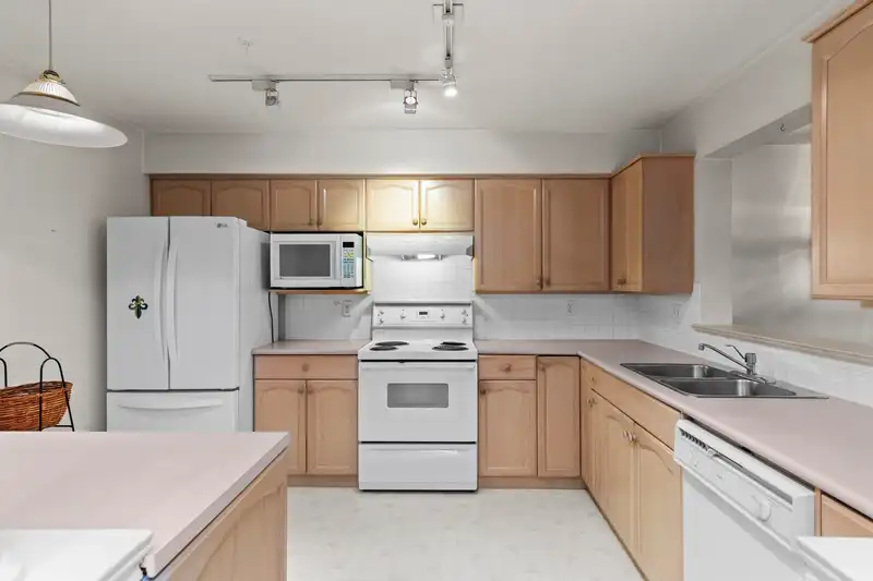 208 2575 WARE STREET - photo 2 of 28