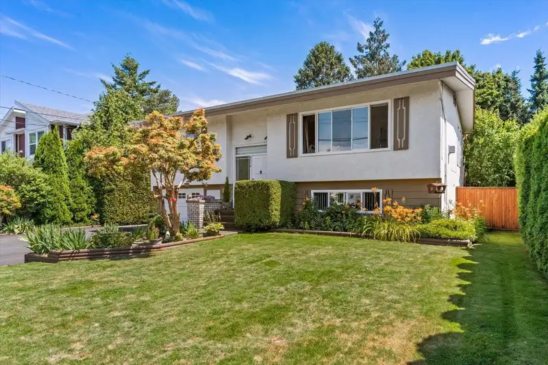 6336 REID ROAD - photo 4 of 36