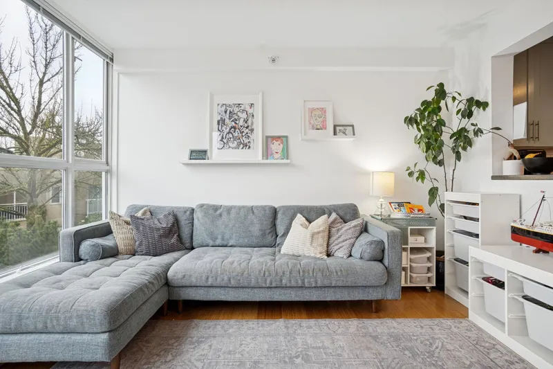 216 288 E 8TH AVENUE - photo 2 of 25