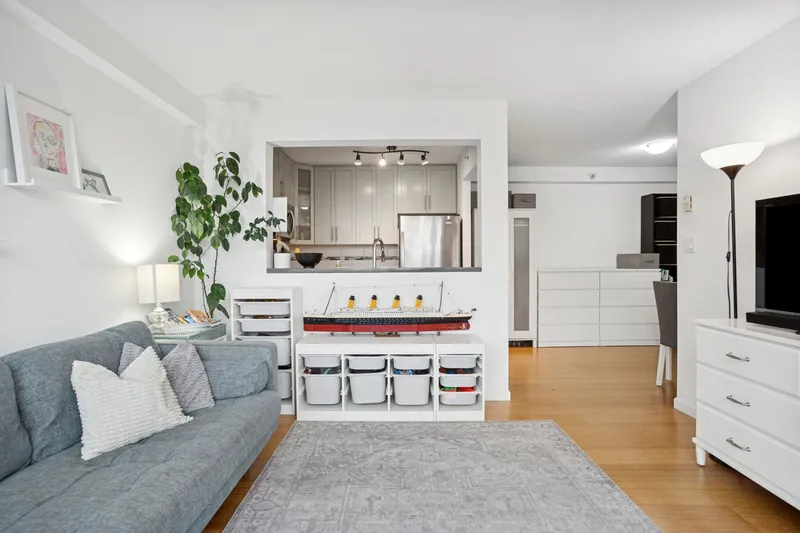 216 288 E 8TH AVENUE - photo 4 of 25