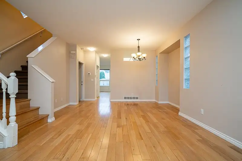 18456 65 AVENUE - photo 2 of 34