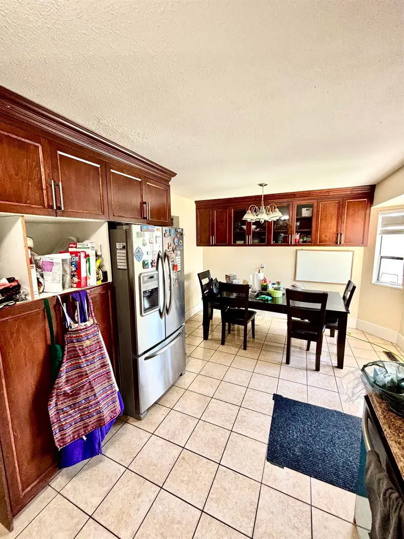 14863 87A AVENUE - photo 4 of 10