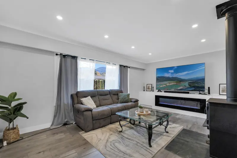 2026 GARIBALDI WAY - photo 3 of 25