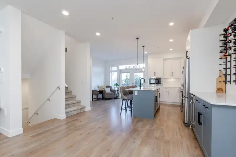 23 21688 52 AVENUE - photo 2 of 40
