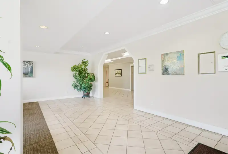 1004 15038 101 AVENUE - photo 3 of 33