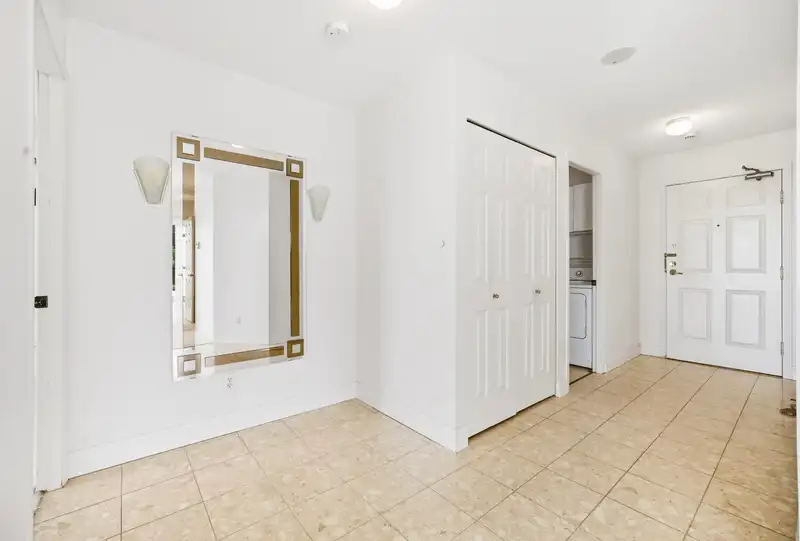 1004 15038 101 AVENUE - photo 4 of 33