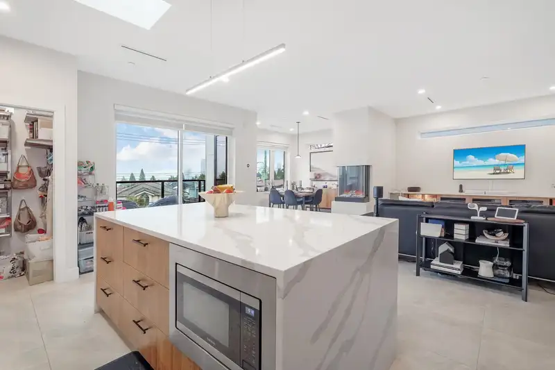 3539 E 22ND AVENUE - photo 4 of 39