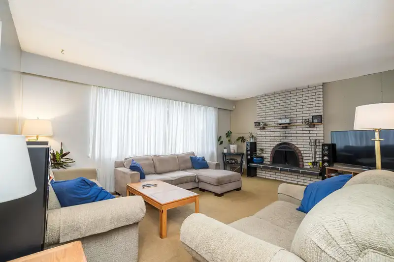 11855 82A AVENUE - photo 3 of 29