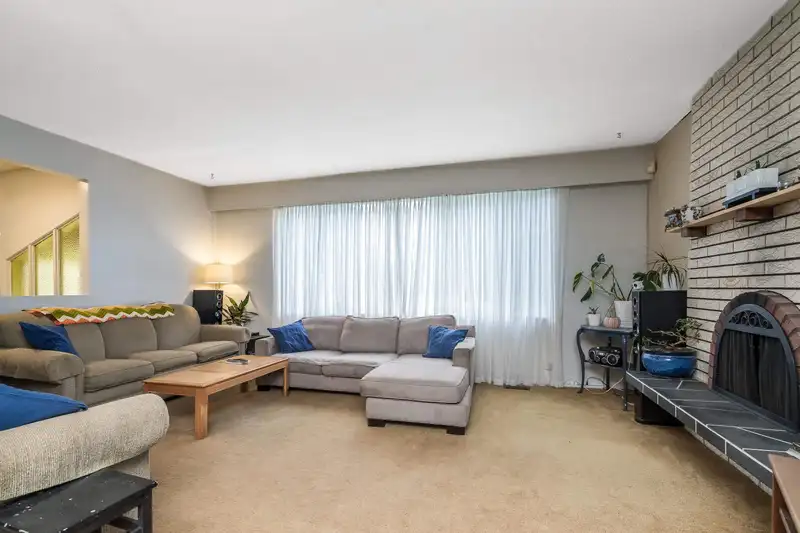11855 82A AVENUE - photo 4 of 29