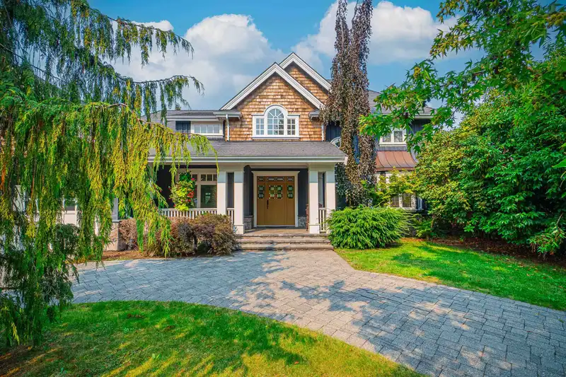 5335 10 AVENUE - photo 1 of 10