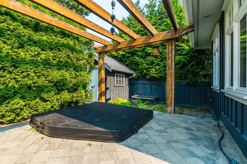 5335 10 AVENUE - photo 3 of 10