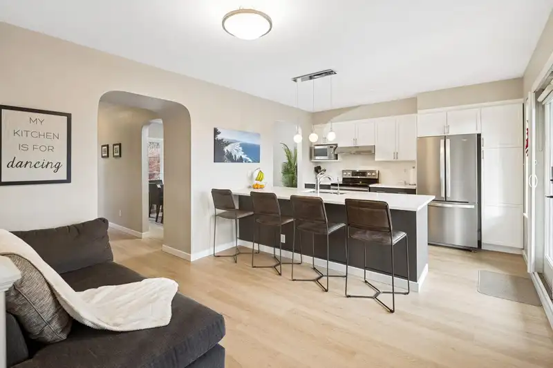 506 TEMPE CRESCENT - photo 4 of 40