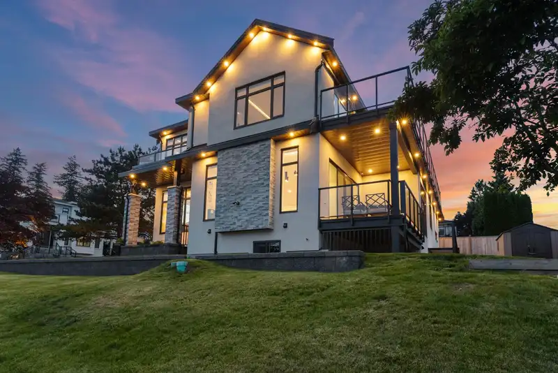 7814 167A STREET - photo 2 of 40