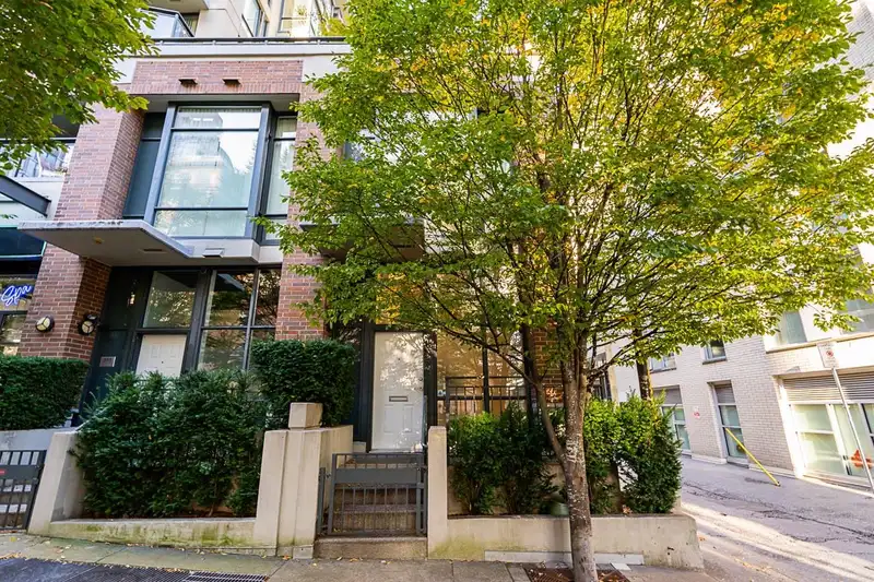 555 HELMCKEN STREET - photo 2 of 29