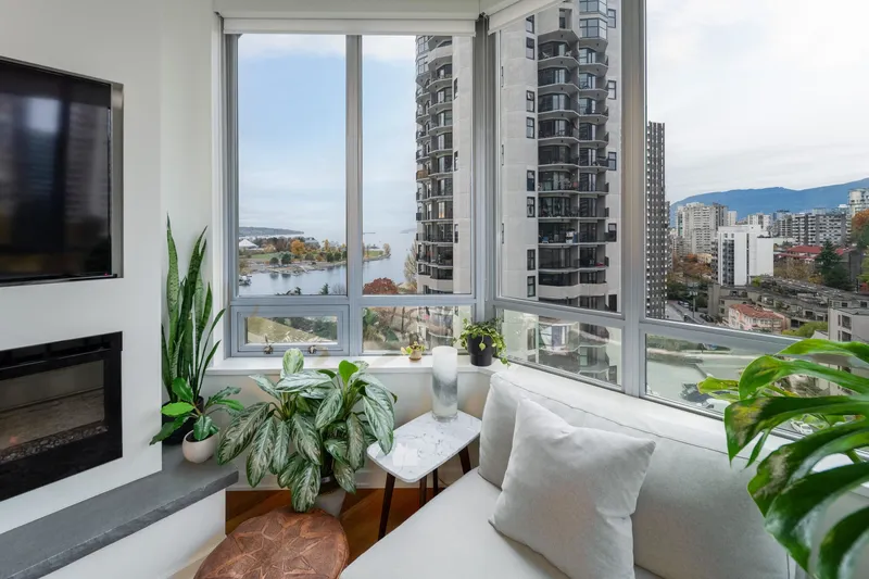 1506 1005 BEACH AVENUE - photo 2 of 25