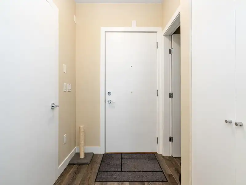 215 2889 E 1ST AVENUE - photo 2 of 26