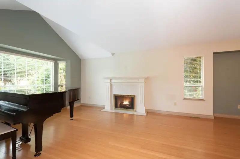 14862 21 AVENUE - photo 4 of 40