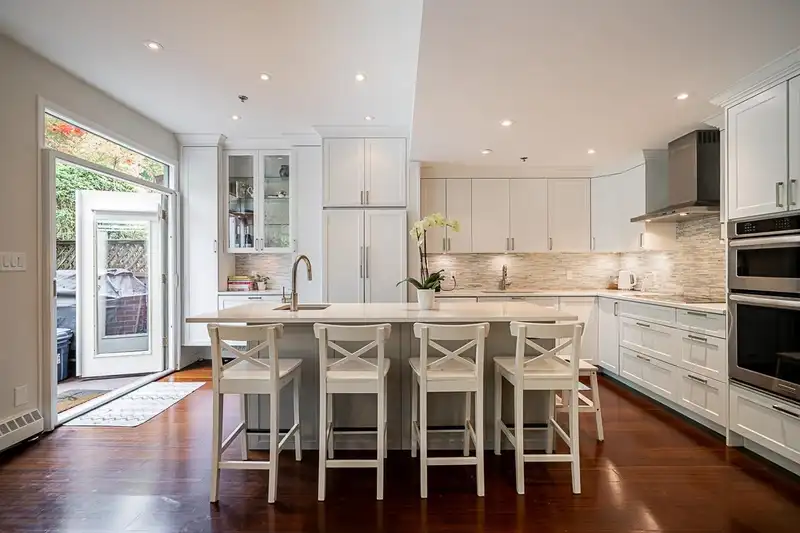 6 5880 HAMPTON PLACE - photo 2 of 39