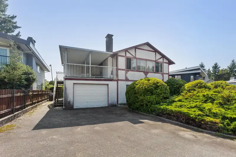 920 EVERETT CRESCENT - photo 1 of 7