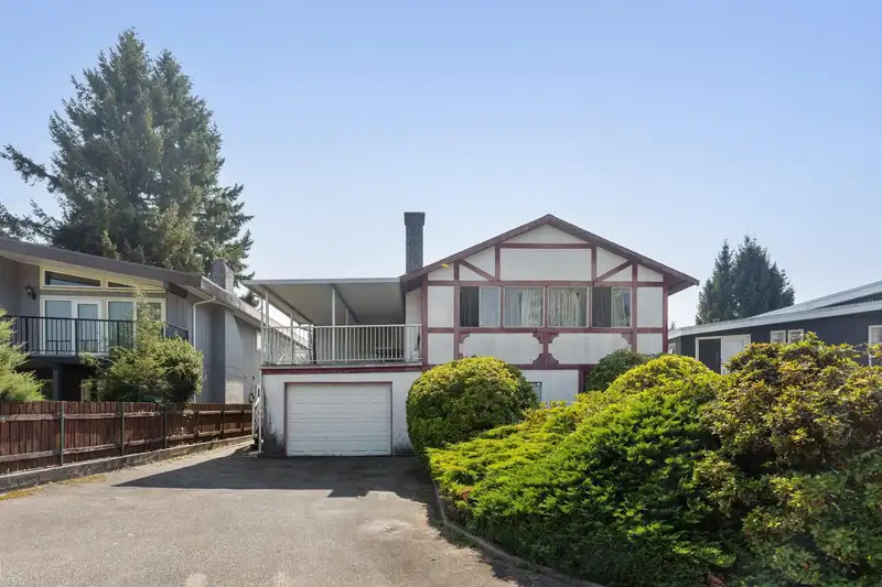 920 EVERETT CRESCENT - photo 2 of 7