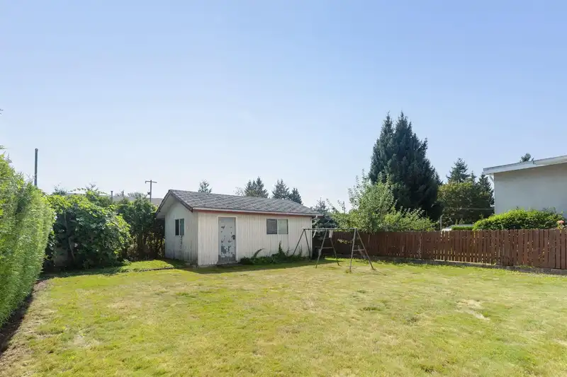 920 EVERETT CRESCENT - photo 3 of 7