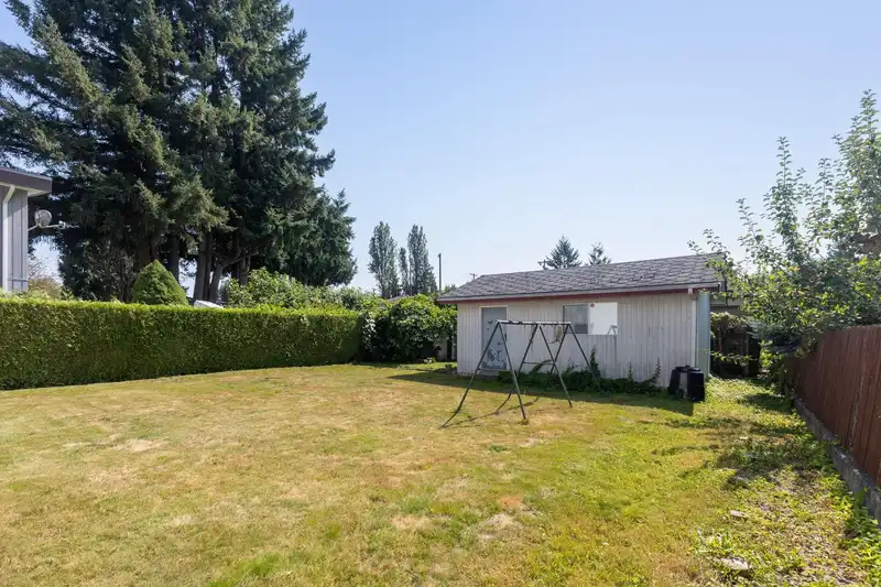 920 EVERETT CRESCENT - photo 4 of 7