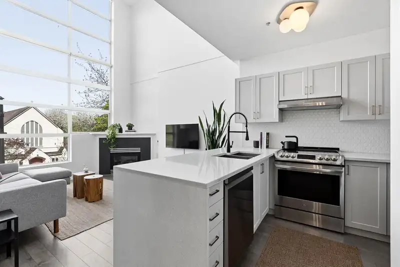 418 E BROADWAY - photo 1 of 32