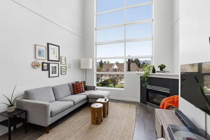 418 E BROADWAY - photo 4 of 32