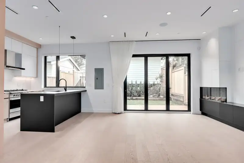 2 930 E 10TH AVENUE - photo 3 of 34