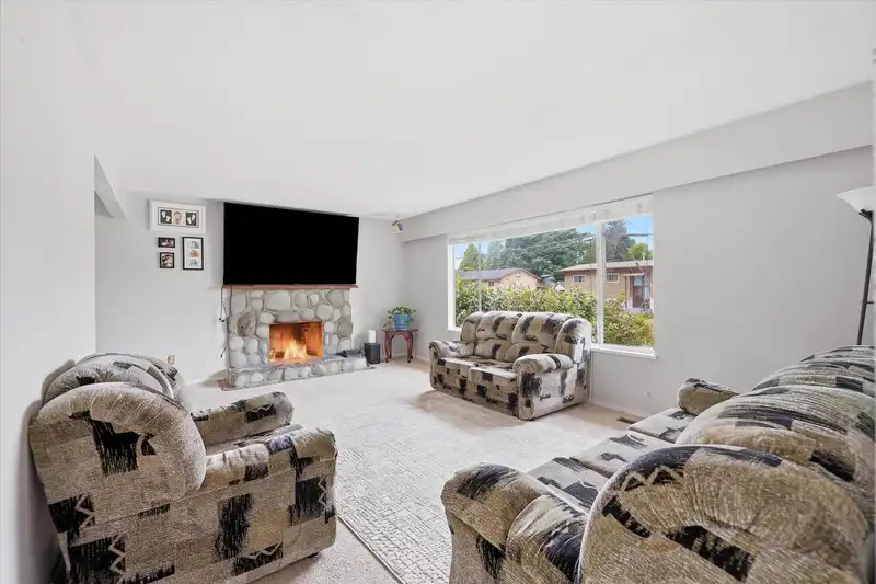 1940 EAGLE STREET - photo 4 of 28