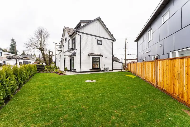 1 2837 OLIVER CRESCENT - photo 2 of 34