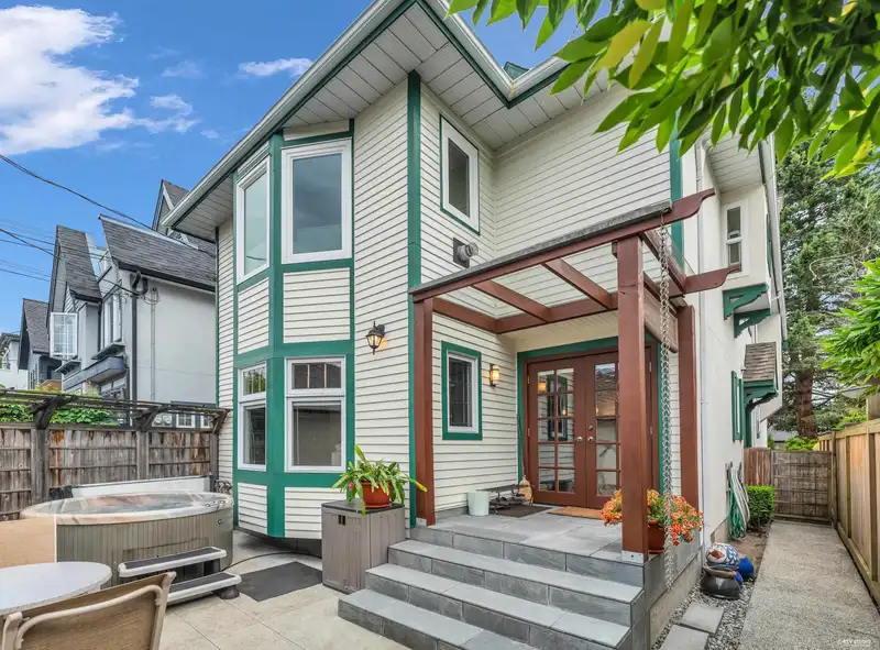 1823 CREELMAN AVENUE - photo 1 of 38