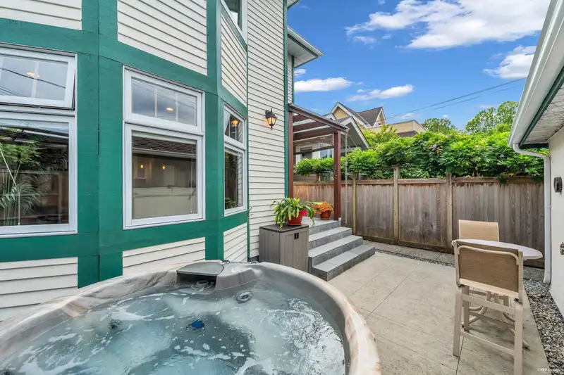 1823 CREELMAN AVENUE - photo 2 of 38