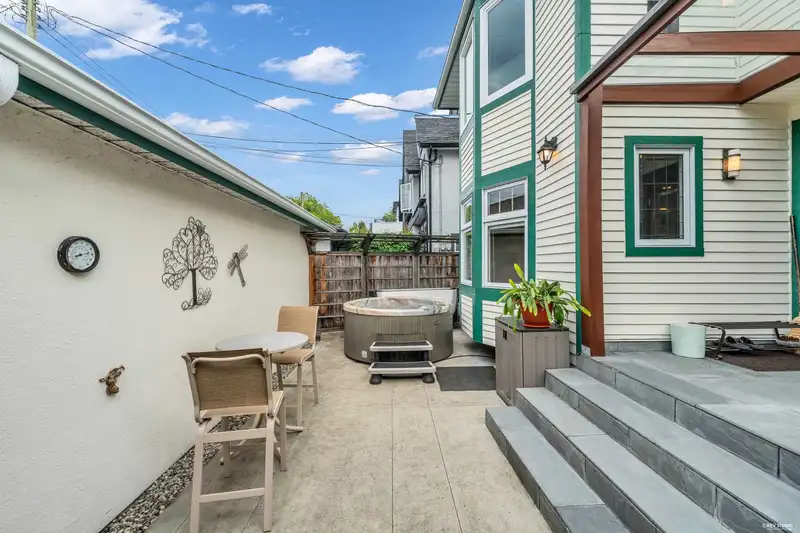 1823 CREELMAN AVENUE - photo 3 of 38