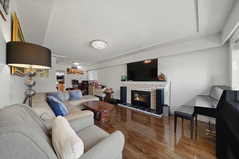 2374 E 33RD AVENUE - photo 3 of 8