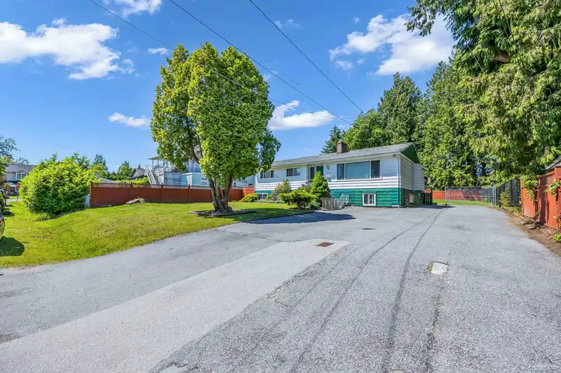 13733 67A AVENUE - photo 2 of 37