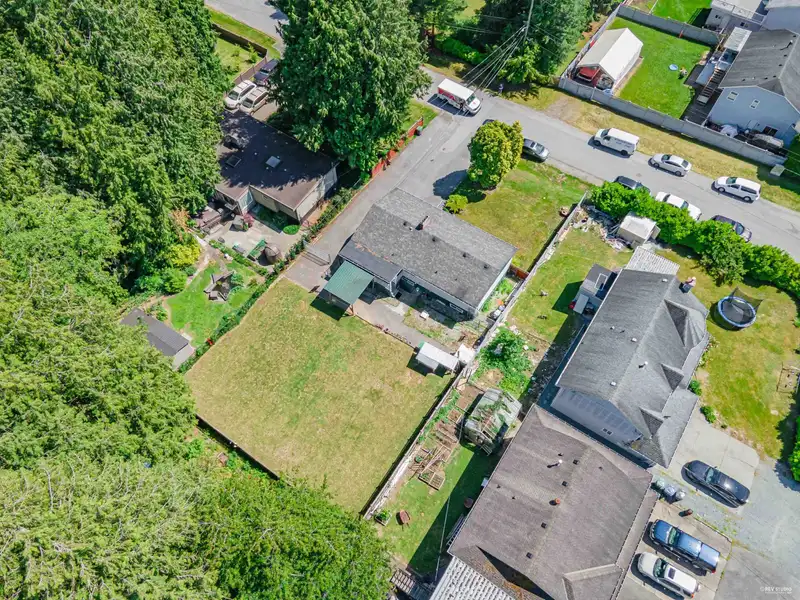 13733 67A AVENUE - photo 4 of 37