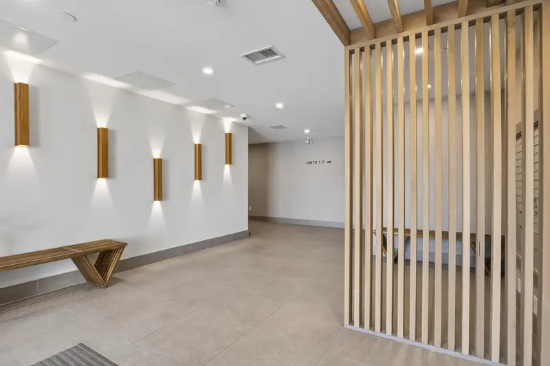 401 33160 PLAXTON CRESCENT - photo 3 of 25