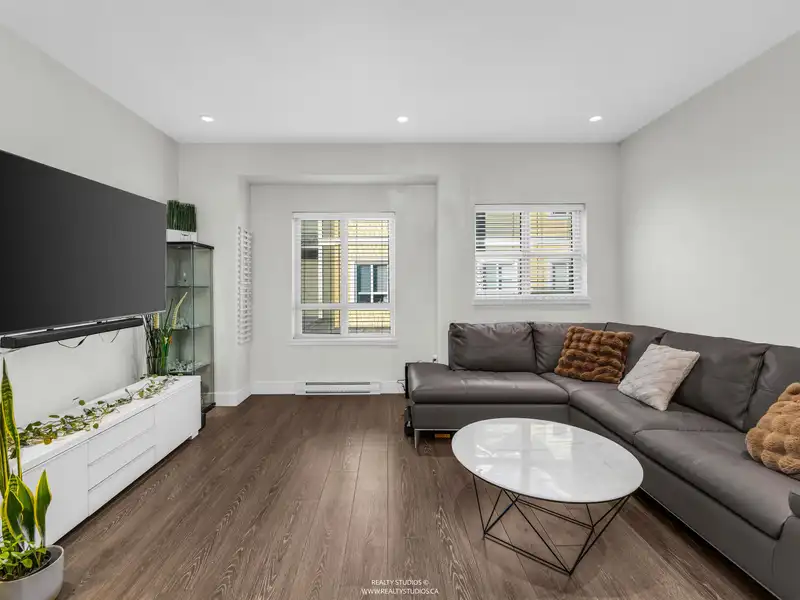 63 843 EWEN AVENUE - photo 3 of 12