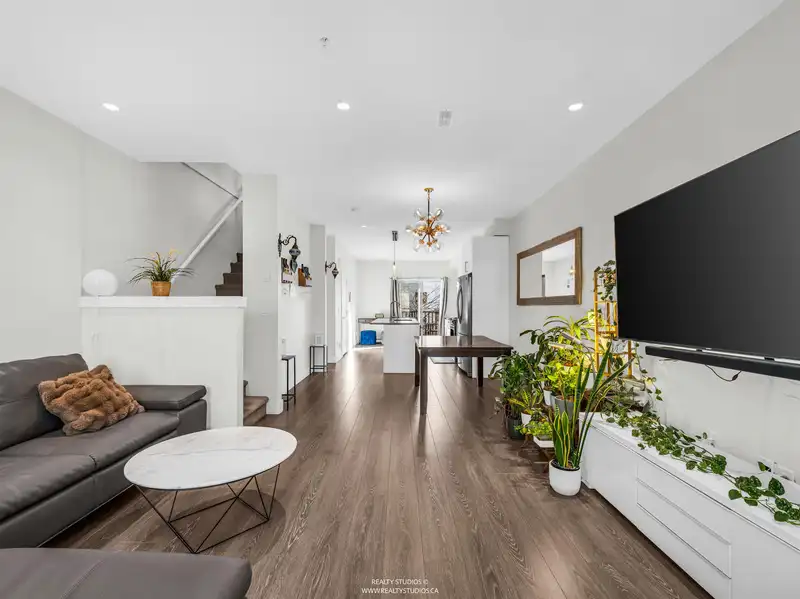 63 843 EWEN AVENUE - photo 4 of 12