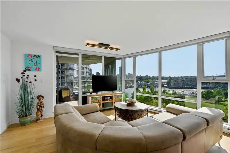 803 455 BEACH CRESCENT - photo 2 of 40