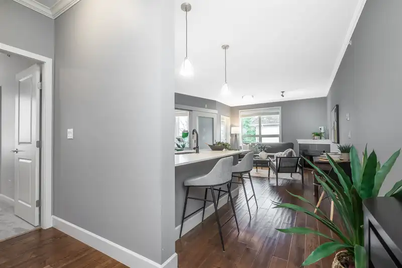 300 15268 18 AVENUE - photo 3 of 37