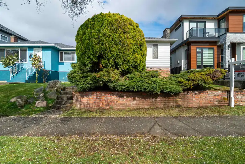 437 E 55TH AVENUE - photo 3 of 40