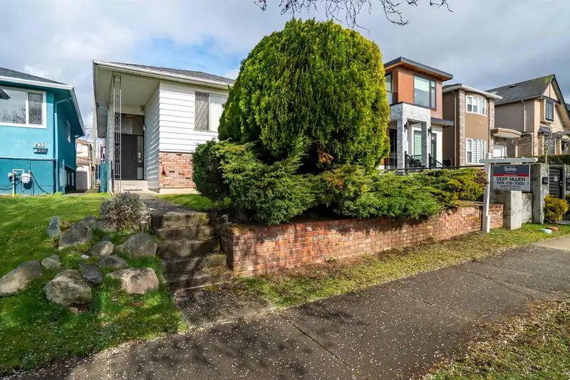 437 E 55TH AVENUE - photo 4 of 40