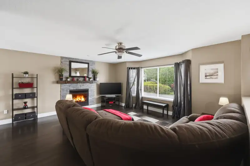 8912 213 STREET - photo 4 of 32